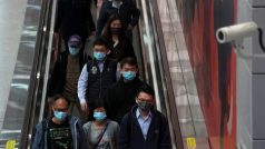 Lidé v hongkongském metru nosí roušky během další vlny šíření koronaviru v Číně