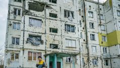 Poškozený dům v Chersonské oblasti po ústupu ruských jednotek