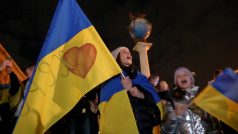 Lidé v Kyjevě oslavovali ústup ruských vojsk z Chersonu a jeho následné převzetí ukrajinskou armádou do nočních hodin