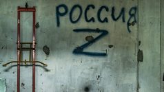 Graffiti namalované ruskými vojáky na podporu ruské invaze na Ukrajinu v budově, kde byli během ruské okupace Chersonu mučeni Ukrajinci