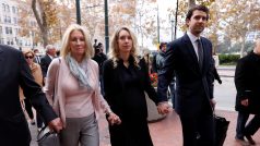Elizabeth Holmesová přichází se svou rodinou a partnerem Billym Evansem k federálnímu soudu v San José