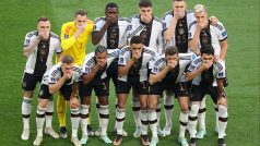 Fotbalisté Německa před zápasem proti Japonsku udělali gesto, kterým odsoudili chování FIFA