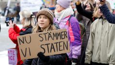 Stovky švédských aktivistů, včetně Grety Thunbergové se vydali na protestní průvod, aby podali žalobu na Švédský stát