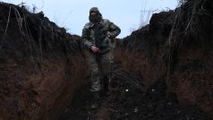 Ukrajinský voják v zákopu poblíž Bachmutu