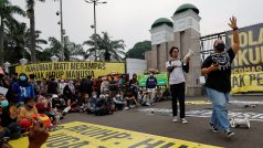 Proti schválení zákona v Jakartě demonstrovala stovka lidí
