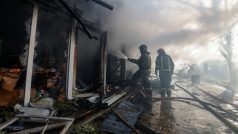 Hasiči likvidují požár po bombardování v Doněcku