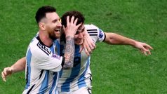 Lionel Messi slaví gól se svým spoluhráčem z reprezentace Juliánem Álvarezem