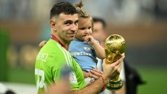 Argentinský gólman Emiliano Martinez a jeho trofeje