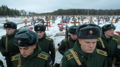 Ruští vojáci na pohřbu