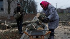 Obyvatelé Bachmutu musí během intenzivního ruského ostřelování kácet městské stromy, aby si mohli zatopit