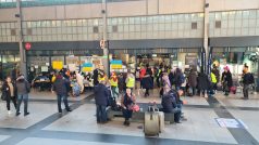 Na nádraží ve Wroclawi přijíždějí vlaky s uprchlíky z Ruskem napadané Ukrajiny