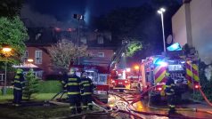 Při požáru alzheimer centra v Roztokách u Prahy zemřeli dva lidé. Hasiči je našli při dohašování a postupu budovou