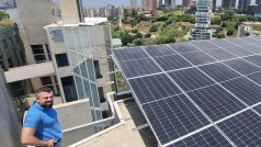 Obyvatelé Libanonu instalují na střechy solární panely. Investice se jim vrátí do dvou let