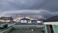 Na obloze nad Šakvicemi na Břeclavsku se objevil takzvaný roll cloud, tedy oblak připomínající vír v horizontální poloze