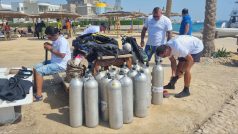 Uprostřed Hurghady se schází Egypťané i cizinci, aby uklízeli odpadky jak pod vodou, tak na pláži