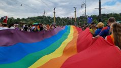 Prahou prošel duhový průvod Prague Pride