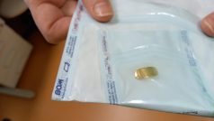 Zlatý plíšek, který se implantuje do horního víčka