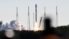 Raketa Falcon 9 společnosti SpaceX startuje z vesmírné stanice Cape Canaveral na Floridě
