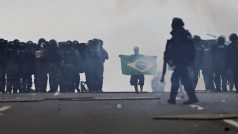 Příznivci exprezidenta Jaira Bolsonara se v hlavním městě Brasília střetli s policií