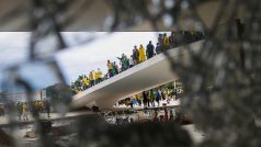 Příznivci exprezidenta Jaira Bolsonara vtrhli v brazilském hlavním městě Brasília do budov státních institucí