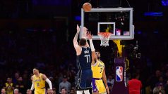 Luka Doncić střílí trojku proti Lakers