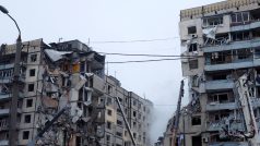 Práce záchranných složek potom, co obytný dům v ukrajinském Dnipru zasáhla ruská raketa
