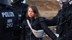 Německá policie zasahující proti aktivistům u hnědouhelného dolu v Porýní zadržela Gretu Thunbergovou