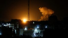 Stoupající kouř ve městě Gaza po izraelských útocích
