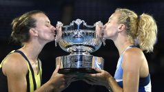 Barbora Krejčíková a Kateřina Siniaková s trofejí pro vítězky Australian Open.