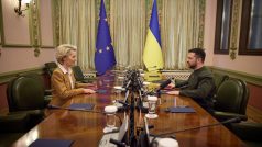 Schůzka ukrajinského prezidenta Volodymyra Zelenského (vpravo) a šéfky Evropské komise Ursuly von der Leyenové v Kyjevě