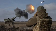 Ukrajinští dělostřelci pálí poblíž Bachmutu