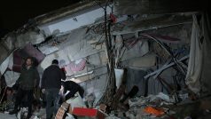 Záchranáři a obyvatelé s pomocí svítilen prohledávali hromady kovových a betonových trosek v jednom ze zasažených měst