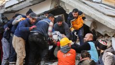 Vyprošťování obětí po zemětřesení v tureckém Hatay.