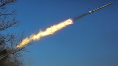 Ukrajinci odpalují střelu ze salvového raketometu BM-21 Grad