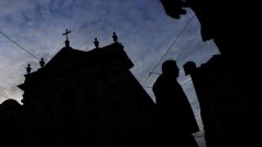 Lidé procházejí kolem kostela v den, kdy portugalská komise vyšetřuje obvinění ze sexuálního zneužívání dětí členy portugalské katolické církve.