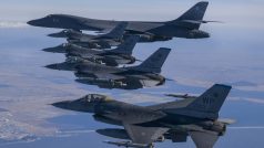 Americký bombardér B-1B se stíhačkami F-16 prolétají během cvičení s Jižní Koreou nad Korejským poloostrovem