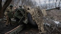 Příslušník ukrajinské armády se připravuje na střelbu z houfnice na frontové linii u Bachmutu