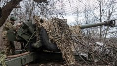 Ukrajinští dělostřelci u Bachmutu