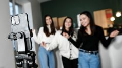 Dívky natáčející video na Tik Tok