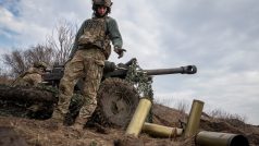 Ukrajinští vojáci střílejí z houfnice poblíž Bachmutu
