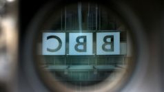 Logo BBC v hledáčku televizní kamery v londýnském sídle
