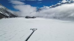 Pohled na zamrzlé jezero Sils na jihu Švýcarska