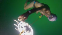 David Vencl se potápí do hloubky 52 metrů