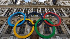 Olympijské kruhy před Hotel de Ville v Paříži