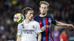 Luka Modrić z Realu Madrid v souboji s Frenkiem De Jongem z Barcelony