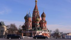 Kolona ruského prezidenta Vladimira Putina projíždí kolem chrámu Vasila Blaženého na Rudém náměstí v Moskvě