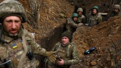 Ukrajinští vojáci z 28. mechanizované brigády se před palbou u Bachmutu schovávají v zákopech