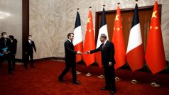 Setkání francouzského prezidenta Emmanuela Macrona a čínského premiéra Li Čchianga