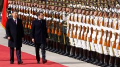 Čínský prezident Si Ťin-pching a francouzský prezident Emmanuel Macron hodnotí vojáky během oficiálního ceremoniálu ve Velké síni lidu
