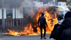 Útok nacionalistů na policejní auto v severoirském Londonderry